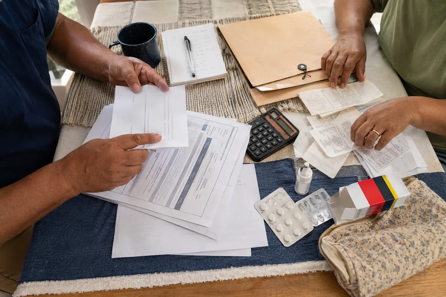 Família organizando documentos, despesas e medicamentos para o BPC