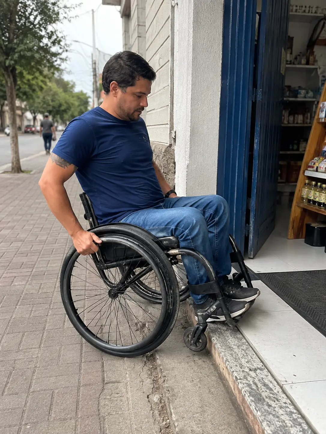 Pessoa cadeirante diante de uma barreira cotidiana de acessibilidade